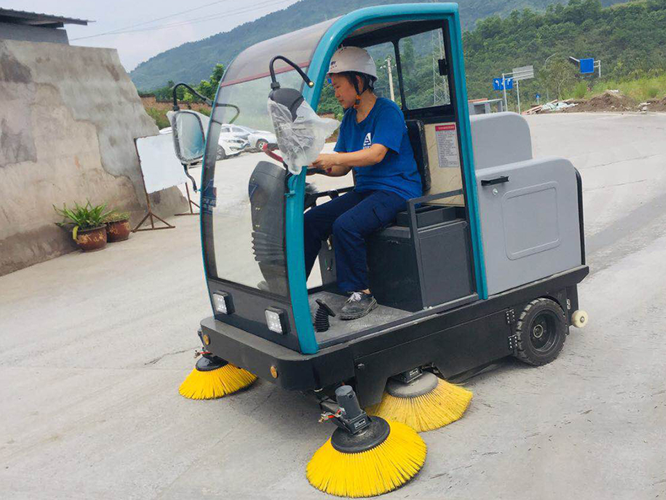 电动驾驶式扫地机