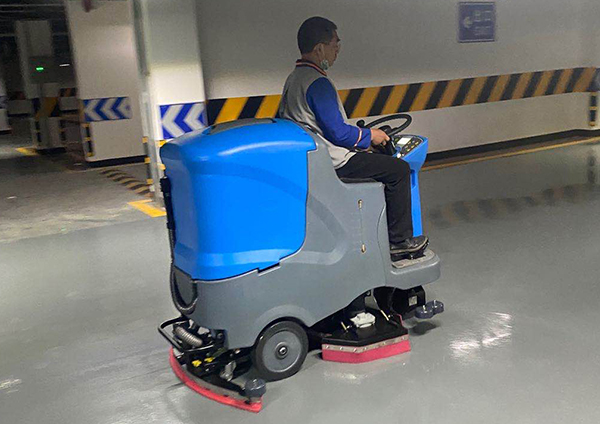 手推式洗地机与驾驶式洗地机的区别