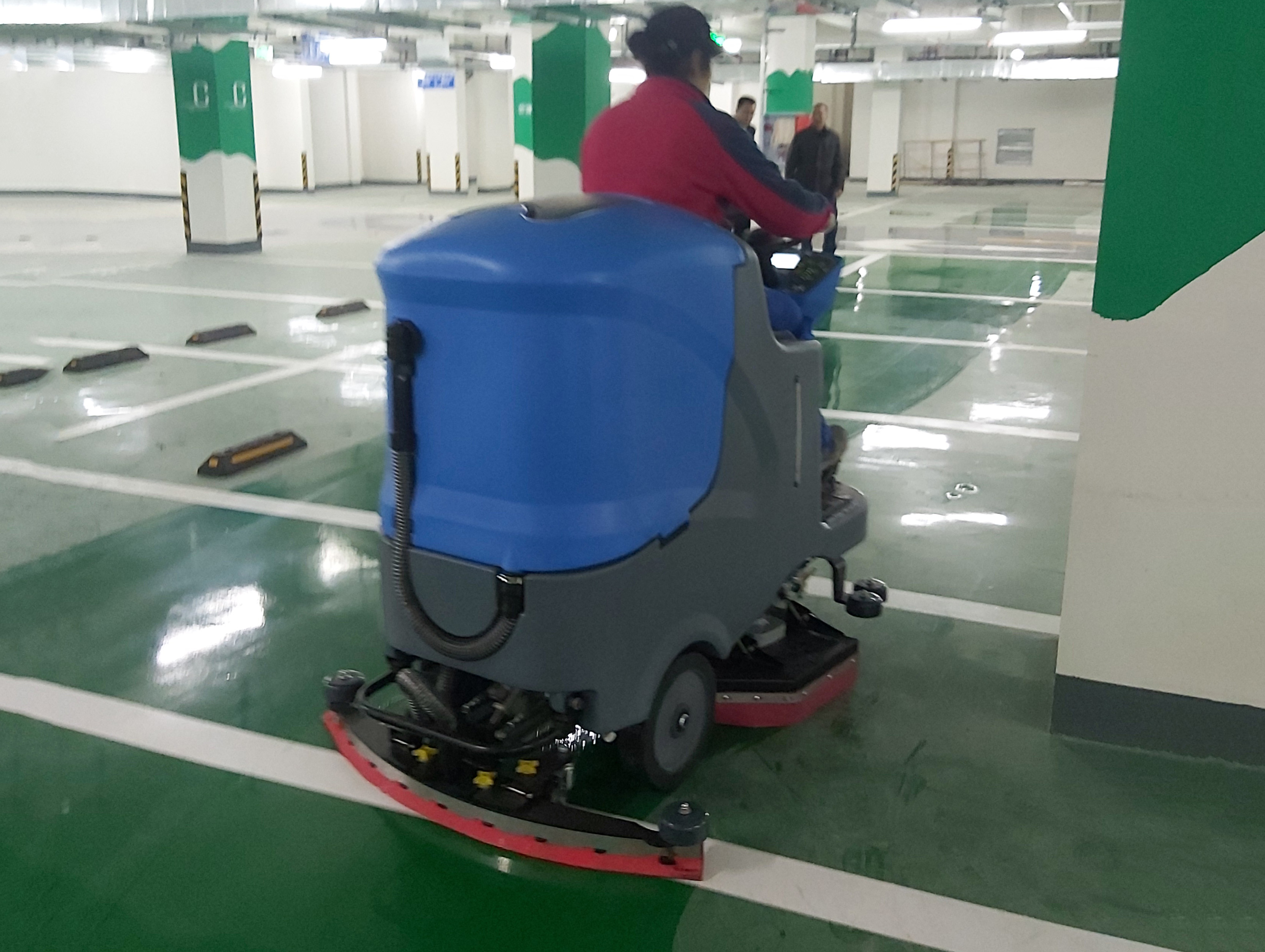 大型驾驶式洗地车